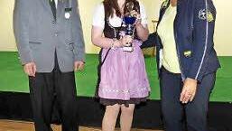 Schützenmeister Zapf, Schülerpokal-Gewinnerin Lena Heinlein und Pokalspenderin Anita Swiduruk