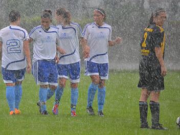 Sieht aus wie Schnee, ist aber tatsächlich ein heftiger Platzregen: Der TSV Brand (weiß-blaue Trikots) musste im Bezirksoberliga-Spiel gegen den FV Dittenheim mit widrigen Bedingungen kämpfen, feierte aber beim 2:0 den ersten Sieg im zweiten Saisonspiel.  Foto: TSV Brand