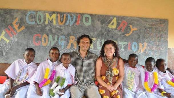 Thomas Kovacic und Friederike Klein mit Erstkommunion-Waisenkindern