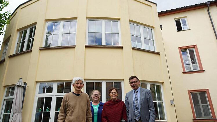 Personalrat Peter Rothhaar, Heimleiterin Wiltrud Bock, Hedwig Herrmann-Kupietz und Bürgermeister Armin Warmuth (von links) stellen sich zum Erinnerungsfoto auf. Foto: Arkadius Guzy