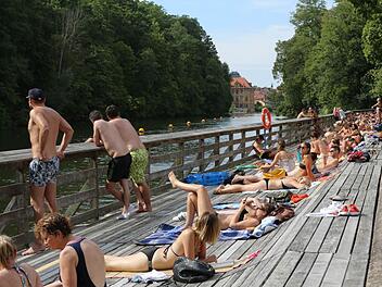 Der Blick vom Steg auf Wasser, ins Grüne und auf die Villa Concordia sind das Fotomotiv. Foto: Barbara Herbst