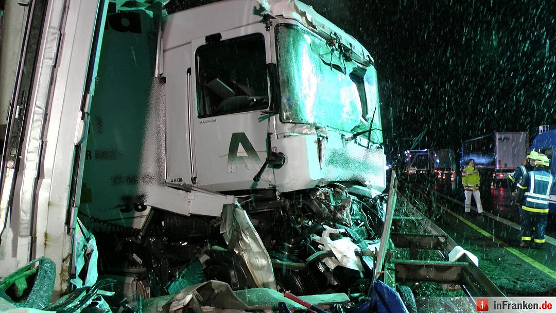 Auto zwischen zwei Lkw zerquetscht, Fahrer nur leicht verletzt