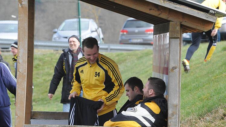 Noch ist die Laune gut auf der Bank des TSV Wollbach. Foto: Hopf