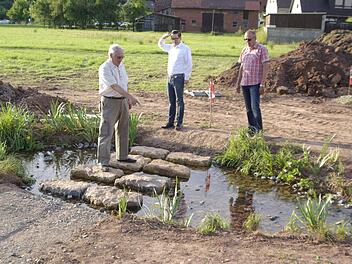 Der Deisselbach am künftigen Mehr-Generationen-Platz ist bereits vom Wasserwirtschaftsamt modelliert (Foto), wie sich der Gemeinderat überzeugte. Der Geländeausbau folgt ab diesem Monat.  Fotos: Winfried Ehling
