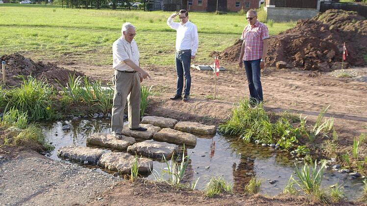 Der Deisselbach am künftigen Mehr-Generationen-Platz ist bereits vom Wasserwirtschaftsamt modelliert (Foto), wie sich der Gemeinderat überzeugte. Der Geländeausbau folgt ab diesem Monat.  Fotos: Winfried Ehling