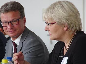 Staatssekretär Bernd Sibler (hier mit Jutta Michel) nahm sich viel Zeit für die Gespräche über die Innovationskultur, die in der Region Einzug gehalten hat. Foto: Marco Meißner
