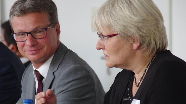 Staatssekretär Bernd Sibler (hier mit Jutta Michel) nahm sich viel Zeit für die Gespräche über die Innovationskultur, die in der Region Einzug gehalten hat. Foto: Marco Meißner