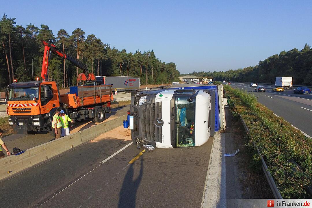 Sattelzug kippt in Baustellenbereich bei Nürnberg um