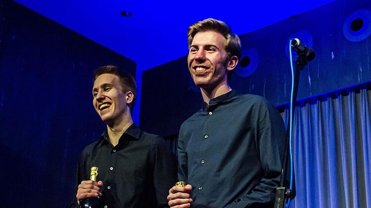 Der junge Liedermacher Erik Konietzko (rechts) und Leon Büttner an der Gitarre beeindruckten bei ihrem Gastspiel in Coburg. Foto: Jochen Berger