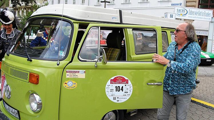 Der Aschaffenburger Kabarettist Urban Priol (56) fuhr in einem grellgrünen VW-Campingbus aus dem Jahr 1978. Foto: Sigismund von Dobschütz