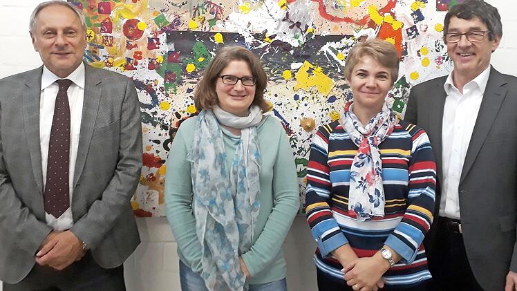 Heute endet die dreiw&ouml;chige Hospitation von Andrea Pohl aus Rum&auml;nien, die am Regiomontanus-Gymnasium den deutschen Schulalltag studierte. Unser Bild zeigt von links Gymnasialrektor Max Bauer, die Partnerlehrerin Sandra Str&auml;tz, Andrea Pohl und Harald Riegel, der am RMG die internationalen Kontakte koordiniert. Foto: Sabine Weinbeer