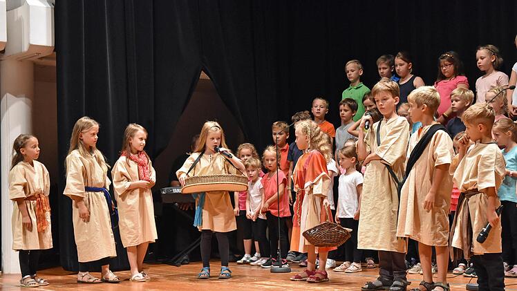 Mit großer Ernsthaftigkeit und ebenso viel Spaß agierten die Kinder der katholischen und evangelischen Kinderchöre sowie der Musical AG aus Haßfurt bei der Darbietung des Musicals "Der Schatz".Ulrike Langer