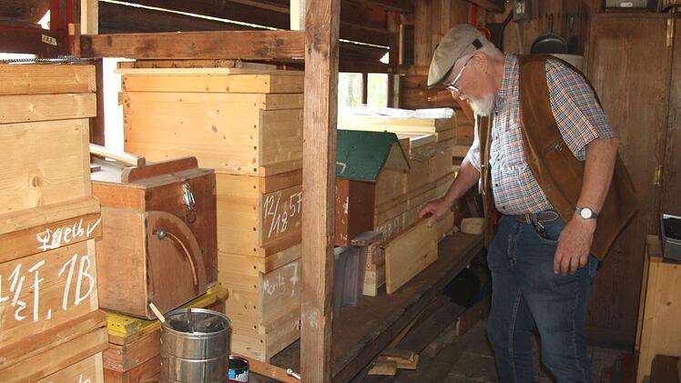 Bienenfachwart Klaus Becker im Zeidlerhaus