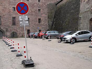 Parken im Kasernenhof: Ab heute während des Winterhalbjahres wieder erlaubt, in der Sommersaison verboten. Die Stadt wünscht sich, dass ganzjährig Autofahrer die Plassenburg erreichen können, und erhofft sich davon eine Steigerung der Besucherzahlen. Foto: Archiv/Jochen Nützel