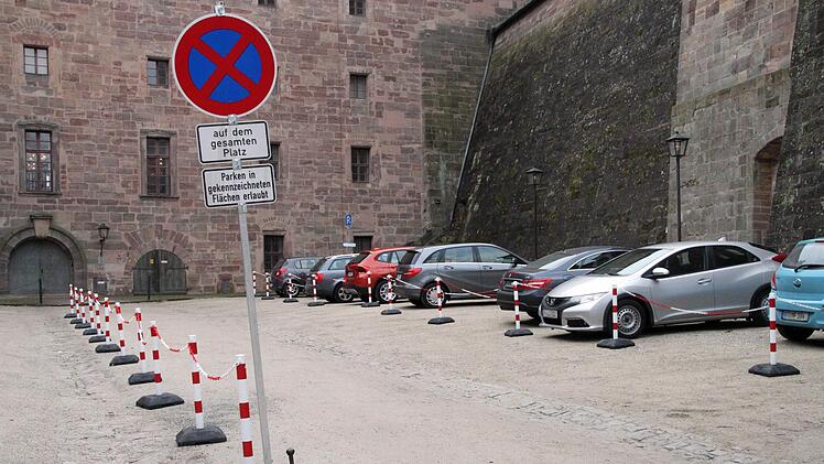 Parken im Kasernenhof: Ab heute während des Winterhalbjahres wieder erlaubt, in der Sommersaison verboten. Die Stadt wünscht sich, dass ganzjährig Autofahrer die Plassenburg erreichen können, und erhofft sich davon eine Steigerung der Besucherzahlen. Foto: Archiv/Jochen Nützel