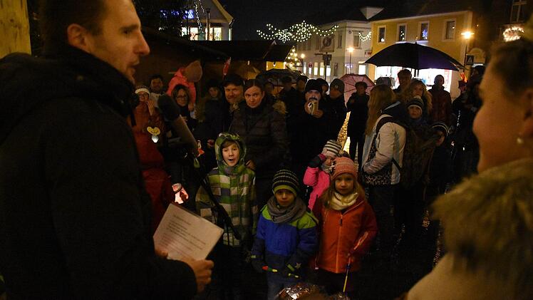 Bürgermeister Hügerich freut sich über die vielen Kinder, die zum Auftakt des Weihnachtsmarktes gekommen sind. Foto: Wiedemann