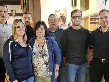 Georg Fugmann (Vierter von rechts) ist neuer Vorsitzender des SCW Obermain. Tjerk Berthold (rechts daneben) ist sein Stellvertreter. Mit im Bild sind von links Alexander Herold (Jugendleiter), Heiko Hollfelder (Kassierer), Natalie Freitag (stellv. Schriftführerin), Alexander Pitterich (Schriftführer), Lisa Pitterich (stellv. Kassiererin) sowie Tobias Herold (bislang stellv. Vorsitzender) und Ehrenpräsident Alois Dechant.  Foto: Andreas Schmitt