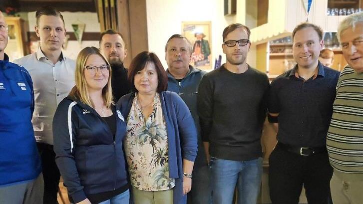 Georg Fugmann (Vierter von rechts) ist neuer Vorsitzender des SCW Obermain. Tjerk Berthold (rechts daneben) ist sein Stellvertreter. Mit im Bild sind von links Alexander Herold (Jugendleiter), Heiko Hollfelder (Kassierer), Natalie Freitag (stellv. Schriftführerin), Alexander Pitterich (Schriftführer), Lisa Pitterich (stellv. Kassiererin) sowie Tobias Herold (bislang stellv. Vorsitzender) und Ehrenpräsident Alois Dechant.  Foto: Andreas Schmitt