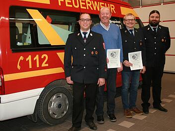 Sebastian Metz (links) und Vorsitzender Christian Metz (rechts) ehrten Helmut Markard (2. v. links) und Helmut Voll für 50 Jahre Mitgliedschaft. Foto: Gabi Sell