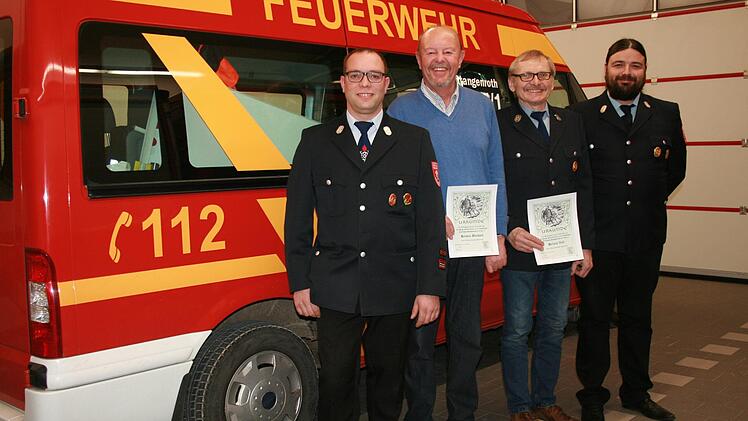 Sebastian Metz (links) und Vorsitzender Christian Metz (rechts) ehrten Helmut Markard (2. v. links) und Helmut Voll für 50 Jahre Mitgliedschaft. Foto: Gabi Sell