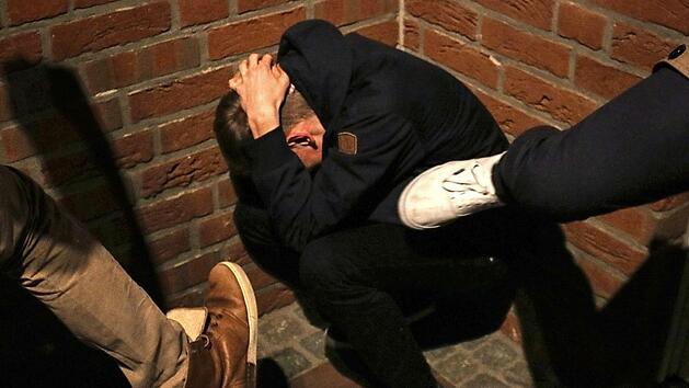 N&uuml;rnberg: Vier M&auml;nner treten Jugendlichen gegen Kopf