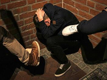 Nürnberg: Vier Männer treten Jugendlichen gegen Kopf