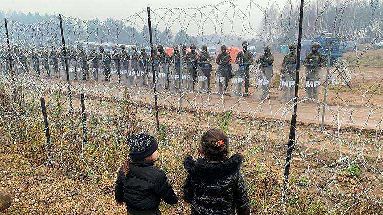 14. November 2021. Fl&uuml;chtlingskinder stehen an der gesperrten polnischen Grenze.