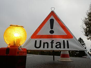 Unfall, Verkehrsunfall, Autounfall, tagsüber, Symbol