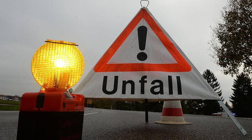 Unfall, Verkehrsunfall, Autounfall, tagsüber, Symbol