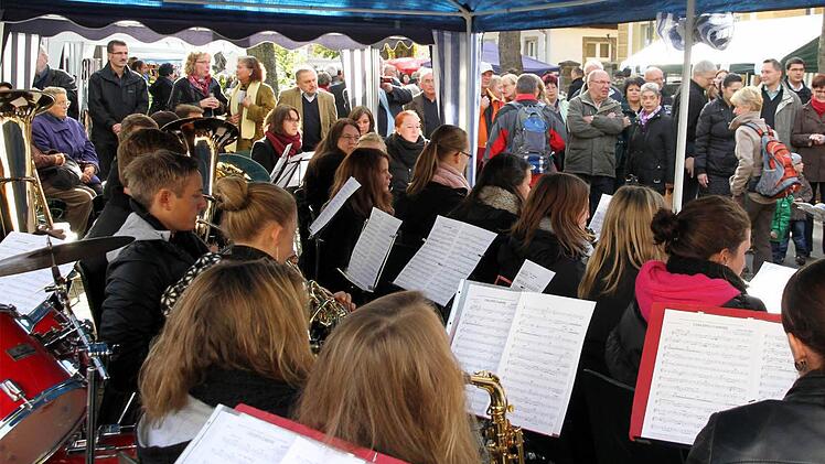 Das Symphonische Blasorchester Zeegenbachteal spielte zum "Geburtstagsständchen" für Karl Berberich auf.
