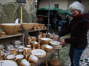 Organisatorin Andrea Labuhn lässt sich selbst  von der Vielfalt der Töpferwaren inspirieren. Foto: Sonja Adam
