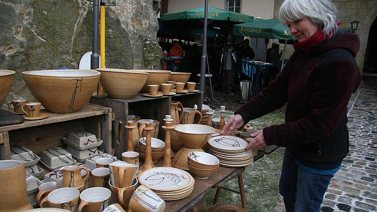 Organisatorin Andrea Labuhn lässt sich selbst  von der Vielfalt der Töpferwaren inspirieren. Foto: Sonja Adam