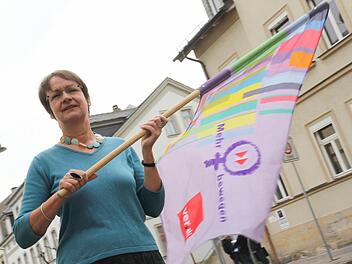 Mit fliegenden Fahnen: ver.di-Bezirksgeschäftsführerin Doris Stadelmeyer sieht den Frauentag als Kampftag, wie sie es nennt. Foto: Michael Gründel
