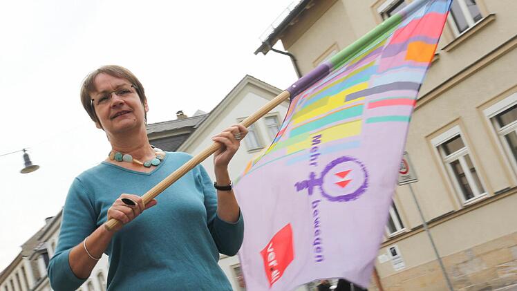 Mit fliegenden Fahnen: ver.di-Bezirksgeschäftsführerin Doris Stadelmeyer sieht den Frauentag als Kampftag, wie sie es nennt. Foto: Michael Gründel