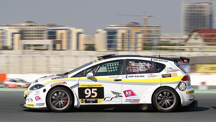 Fünf Piloten teilten sich im Seat Leon von Andreas Pfister das Lenkrad beim 24-Stunden-Rennen in Dubai. Foto: privat