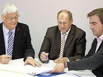 Die drei Bürgermeister Willi Müller, Georg Lang, Stefan Förtsch (v.l.) fixieren ihre Zusammenarbeit.  Foto: Galster