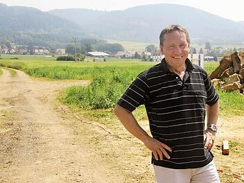 Norbert Gräbner (SPD) steht im Steinbruch: Hier sollen Unterstellmöglichkeiten für Campingwagen entstehen. Auf dem Dach soll eine Photovoltaikanlage angebracht werden. Foto: Veronika Schadeck