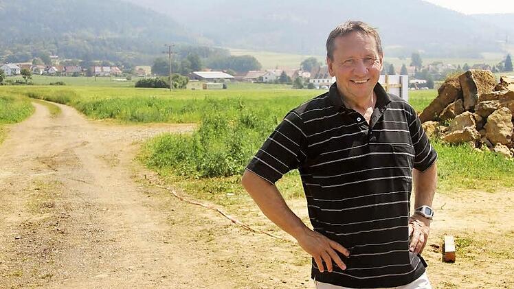 Norbert Gräbner (SPD) steht im Steinbruch: Hier sollen Unterstellmöglichkeiten für Campingwagen entstehen. Auf dem Dach soll eine Photovoltaikanlage angebracht werden. Foto: Veronika Schadeck