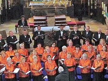 Der gemischte Chor aus Pilisszentivan sang unter der Leitung von Dirigent Franz Neubrandt in der Marienbasilka Marienweiher. Foto: Schmidt/Wulf