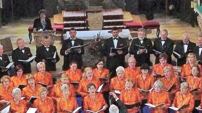 Der gemischte Chor aus Pilisszentivan sang unter der Leitung von Dirigent Franz Neubrandt in der Marienbasilka Marienweiher. Foto: Schmidt/Wulf