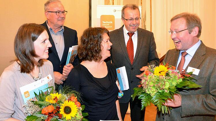 Auf unserem Foto v.li. Ann-Kathrin Karch, Bgm. Thomas Leiner, Kerstin Hubert, stellvertr. Landrat Emil Müller und Stefan Albat.
