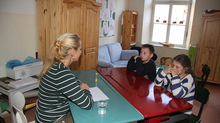Zwei Minuten lang las Sabine Schreiber immer wieder Begriffspaare vor - die Kinder sollten sie sich merken. Foto: Sonja Adam