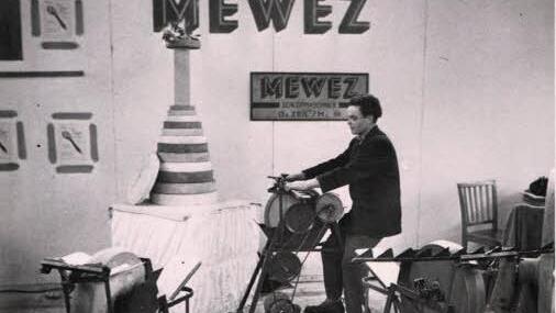 Rudolf Weigmann führt auf einer Messe seinen Schleifstuhl vor.  Fotos: Privatarchiv Leisentritt