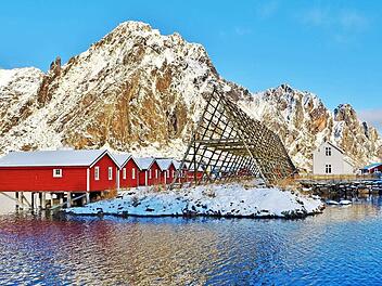 Der urige Charme der Fischerhütten auf den Lofoten schafft den Rahmen für erholsame und zugleich erlebnisreiche Urlaubstage. Foto: djd/Fjordtra Reisebüro/Siv Myklebust