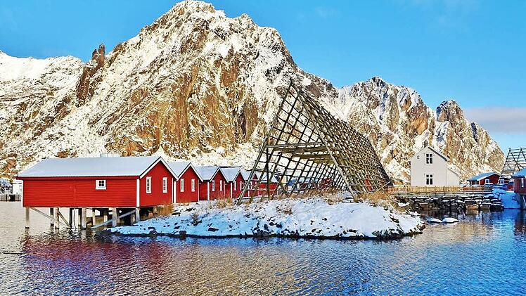 Der urige Charme der Fischerhütten auf den Lofoten schafft den Rahmen für erholsame und zugleich erlebnisreiche Urlaubstage. Foto: djd/Fjordtra Reisebüro/Siv Myklebust