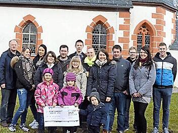 Die evangelische Landjugend Hain überreichte vor der Dreifaltigkeitskirche symbolisch eine Spende in Höhe von 500 Euro an Pfarrer Reinhold König  Foto: Karl-Heinz Hofmann
