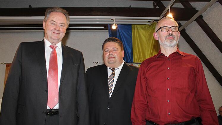 Auch Dirigent Georg Eisentraut wurde ausgezeichnet. Foto: Carmen Schwind