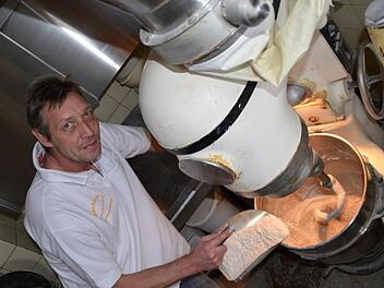 Bäckermeister Matthias Fischer setzt täglich Sauerteig in der Rührmaschine an. Die Ursubstanz davon ist schon etwa 20 Jahre alt. Daneben ist das Mehl eine weitere wichtige Grundzutat, die die Qualität des späteren Brotes beeinflusst. Foto: Kathrin Kupka-Hahn