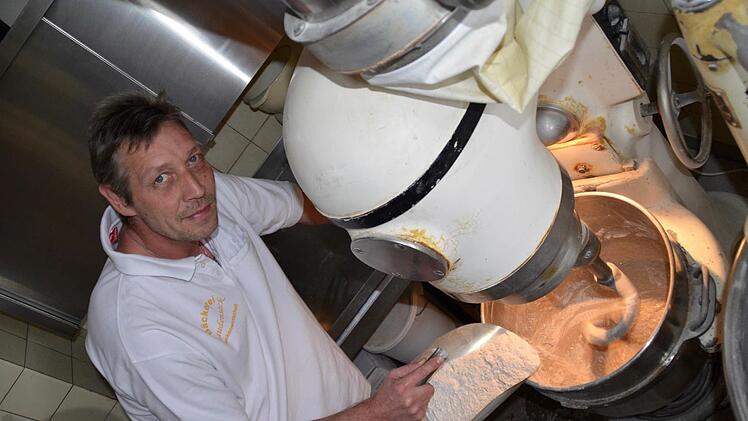 Bäckermeister Matthias Fischer setzt täglich Sauerteig in der Rührmaschine an. Die Ursubstanz davon ist schon etwa 20 Jahre alt. Daneben ist das Mehl eine weitere wichtige Grundzutat, die die Qualität des späteren Brotes beeinflusst. Foto: Kathrin Kupka-Hahn