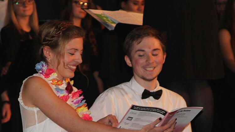 Allroundtalent Peer Marosky (rechts) und Pianistin Viola Zettelmeier ist ihre Begeisterung ins Gesicht geschrieben.